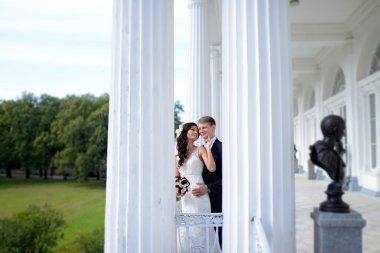 Güzel düğün çifti sarılma