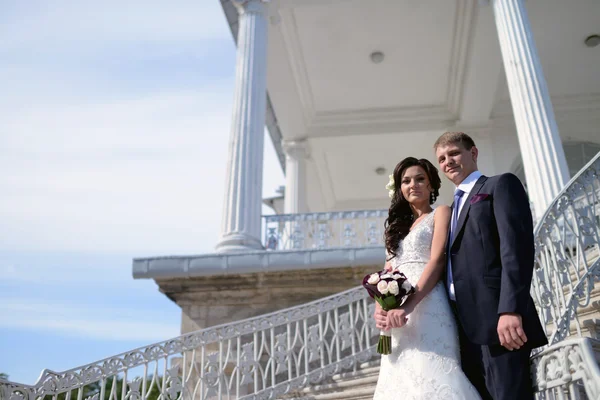 Matrimonio coppia abbracciare su scale — Foto Stock