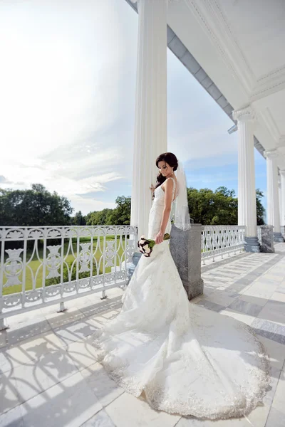 Schöne Braut im Brautkleid — Stockfoto