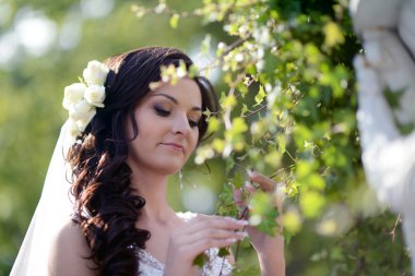 park içinde güzel bir gelin