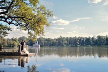 Göl kenarında güzel gelin ve damat