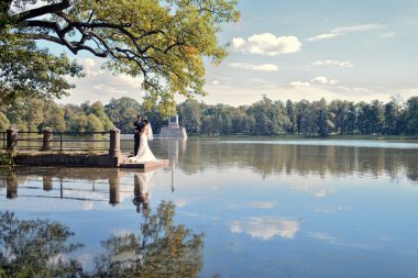 Göl kenarında güzel gelin ve damat