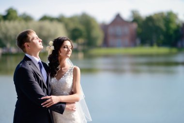 Güzel düğün çifti yakın göl