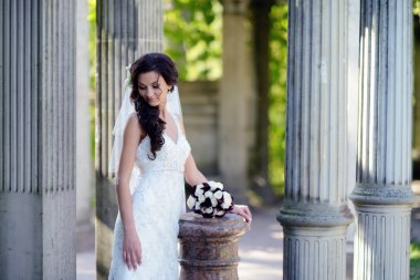 park içinde güzel bir gelin