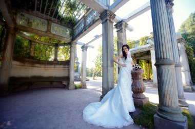 park içinde güzel bir gelin