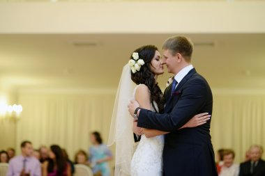 Güzel düğün çifti sarılma