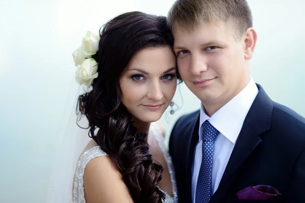 Vackra bröllopsparet kramas — Stockfoto