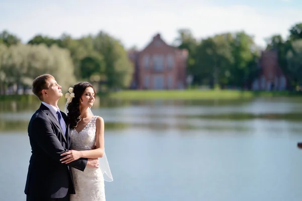 Casal bonito perto do lago — Fotografia de Stock