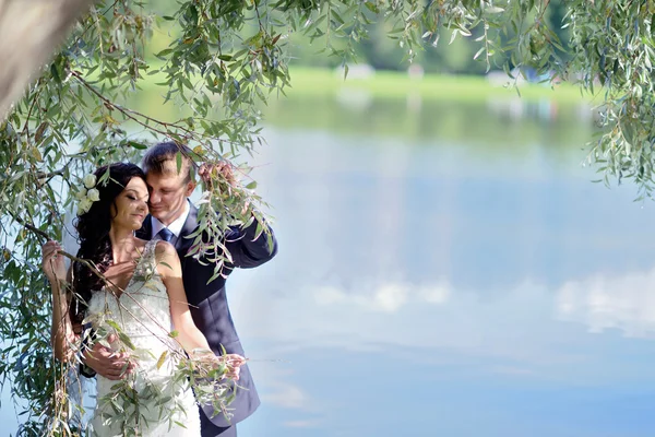 Casal bonito perto do lago — Fotografia de Stock