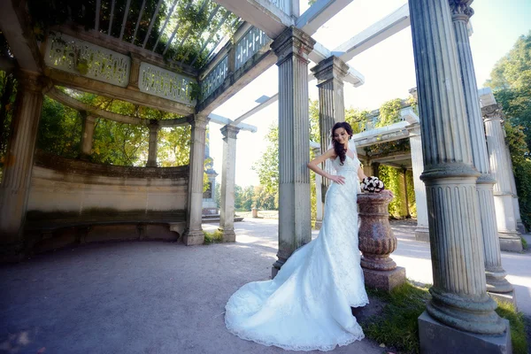 Bella sposa nel parco — Foto Stock