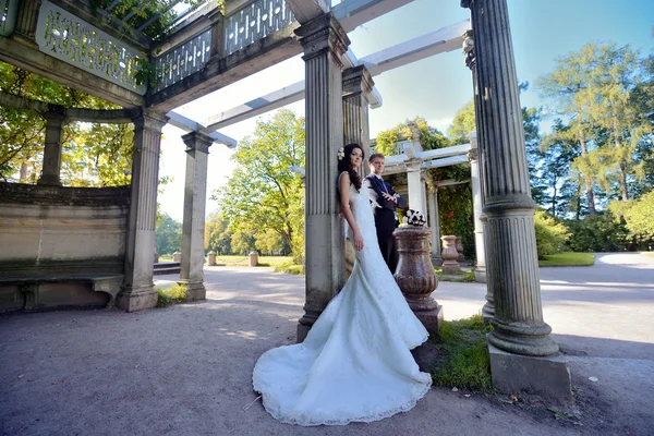 Schöne Braut und Bräutigam im Freien — Stockfoto