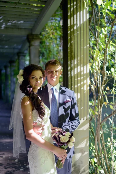 Bella sposa e sposo all'aperto — Foto Stock