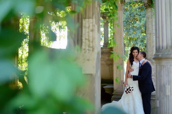 Mooie bruid en bruidegom buitenshuis — Stockfoto