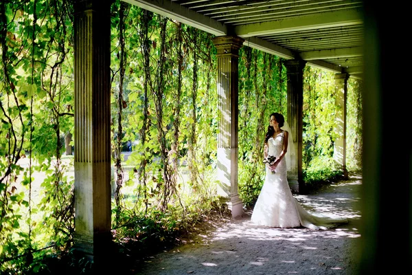 Όμορφη νύφη στο πάρκο — Φωτογραφία Αρχείου