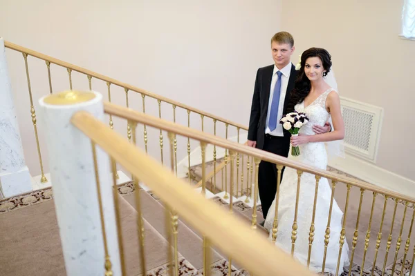 Casamento casal abraçando no interior elegante — Fotografia de Stock