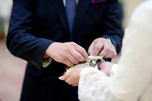 Bride and groom wearing rings — Stock Photo, Image