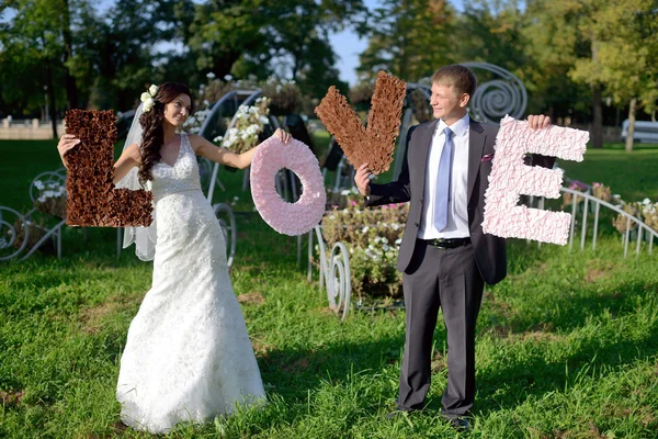 Casamento casal com letras decorativas — Fotografia de Stock