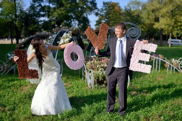 Pareja de boda con letras decorativas —  Fotos de Stock