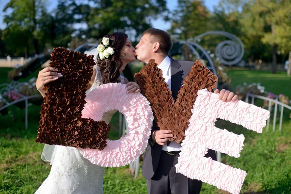 Pareja de boda con letras decorativas —  Fotos de Stock