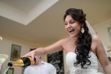 Düğün çift dökme şampanya