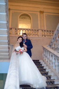 Merdivenlerde sarılma Düğün çifti