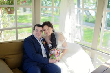 Güzel düğün çifti sarılma