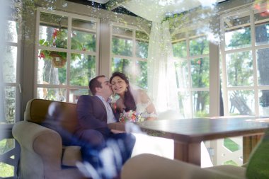 Güzel düğün çifti sarılma