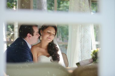 Güzel düğün çifti sarılma