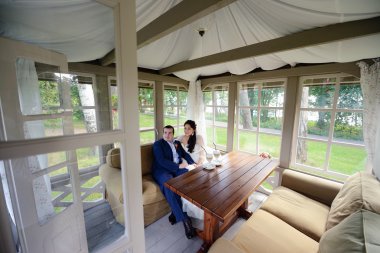 Güzel düğün çifti sarılma