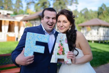 Harfler tutan güzel düğün çifti