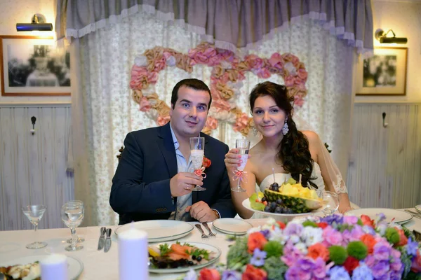 Hermosa pareja de boda en el restaurante —  Fotos de Stock