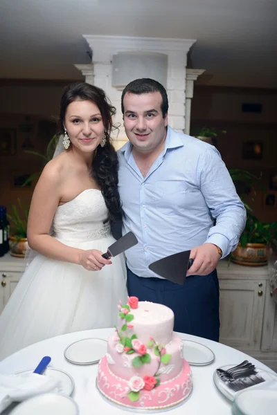 Novia y novio corte pastel de boda — Foto de Stock