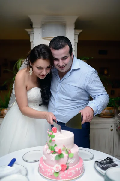 Mariée et marié coupe gâteau de mariage — Photo