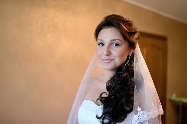 Mariée en robe de mariée avec voile de dentelle — Photo