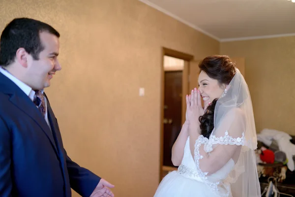 Reunião de casal de casamento de manhã — Fotografia de Stock