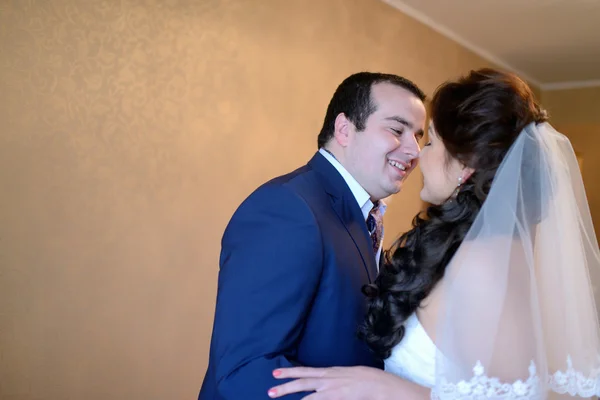 Meeting of wedding couple in morning — Stock Photo, Image