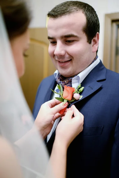 Bräutigam und Braut tragen Boutonniere — Stockfoto