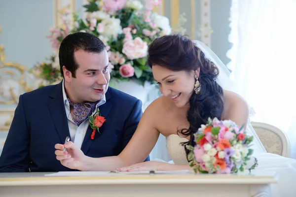 Νύφη και ο γαμπρός την εγγραφή γάμου — Φωτογραφία Αρχείου