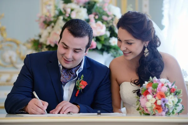 Bride and groom registering marriage — Stock Photo, Image