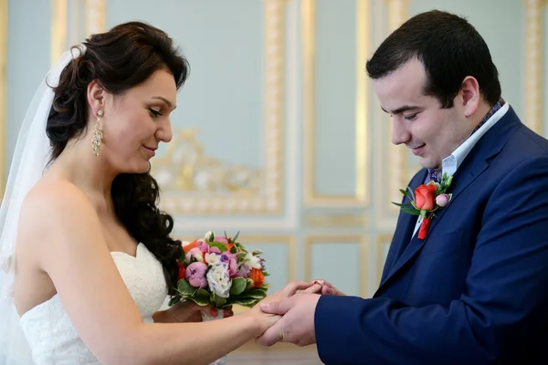 Casamento casal na cerimônia de casamento — Fotografia de Stock