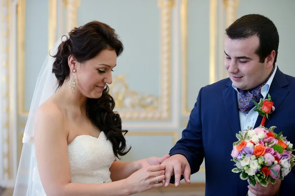 Bruidspaar op huwelijksceremonie — Stockfoto