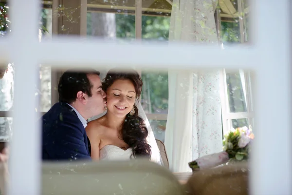 Bonito casamento casal abraçando — Fotografia de Stock