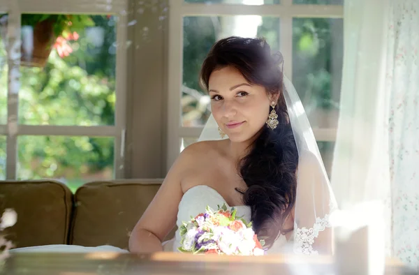 Mooie bruid in bruidsjurk met boeket — Stockfoto