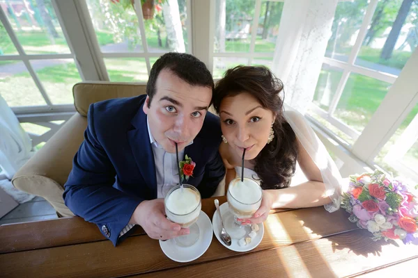 Wedding couple drinking coffee — Stock Photo, Image