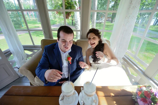 Boda pareja bebiendo café — Foto de Stock