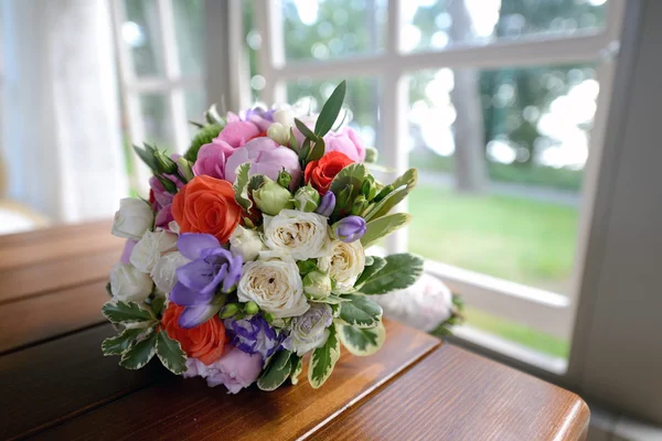 Schöne Hochzeit bunter Strauß — Stockfoto