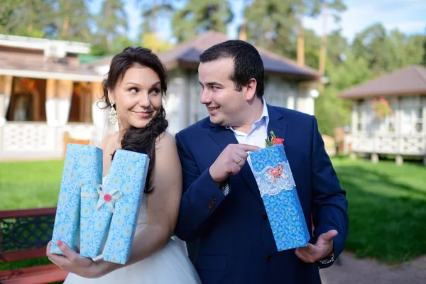 Hermosa pareja de boda sosteniendo cartas —  Fotos de Stock