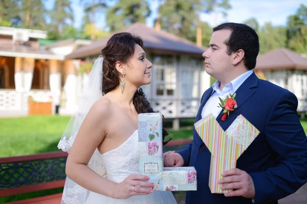 Hermosa pareja de boda sosteniendo cartas —  Fotos de Stock