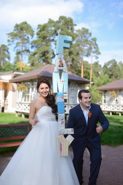 Hermosa pareja de boda sosteniendo cartas — Foto de Stock