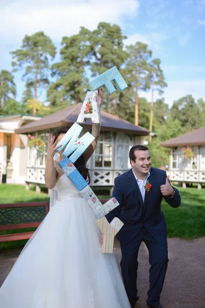 Hermosa pareja de boda sosteniendo cartas —  Fotos de Stock